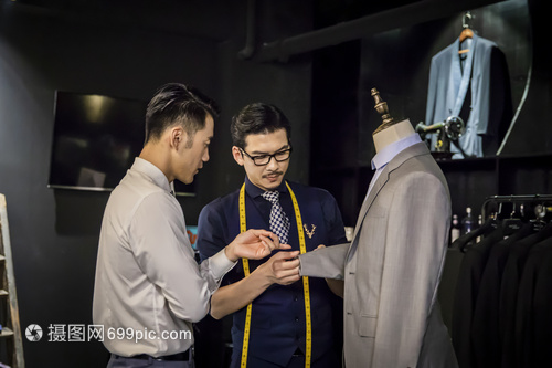 独家最新！程潇深V抹胸礼服活动生图流出嘞出副乳引热议(图1)