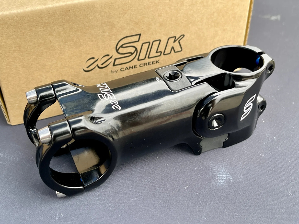 气动避震器又称电子空气悬挂系统是一种用于在汽车运行过程中减少车体震动的装置。气动避震器的工作原理就是通过控制器控制气压使车身升高或降低。已经被大量的运用到有关风格化改装作品的打造中。但是传统汽车一般通过八个电磁(图1)