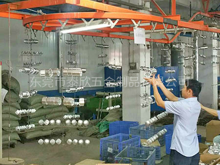 一种组合式铝合金轮毂喷涂保护工装的制作方法(图1)